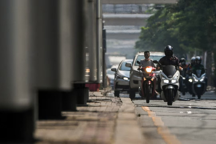 Người dân đi xe trên đường ở Bangkok, Thái Lan. Ảnh chụp ngày 21-4-2013 - Ảnh: Reuters