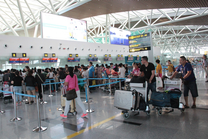 Sân bay Đà Nẵng đông đúc trong dịp lễ - Ảnh: TRƯỜNG TRUNG