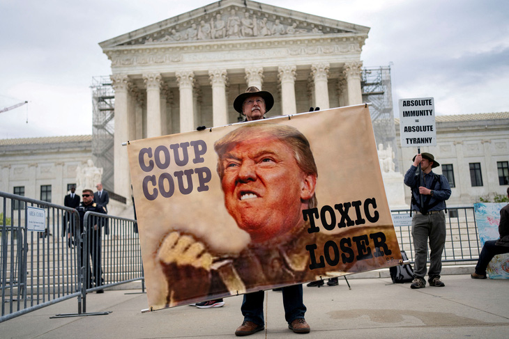 Người biểu tình trước Tòa án tối cao Mỹ tại phiên tranh luận về quyền miễn trừ cho ông Trump ngày 25-4 - Ảnh: REUTERS