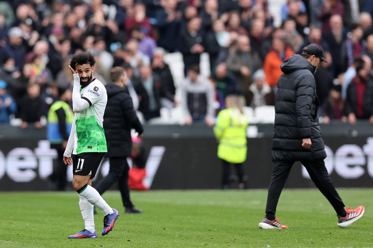 Salah và HLV Klopp lướt qua nhau sau trận đấu - Ảnh: REUTERS
