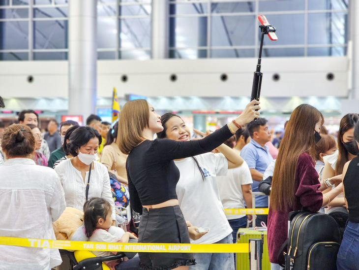 Du khách khởi hành đi du lịch Thái Lan sáng ngày 27-4 tại sân bay Tân Sơn Nhất - Ảnh: M.Q