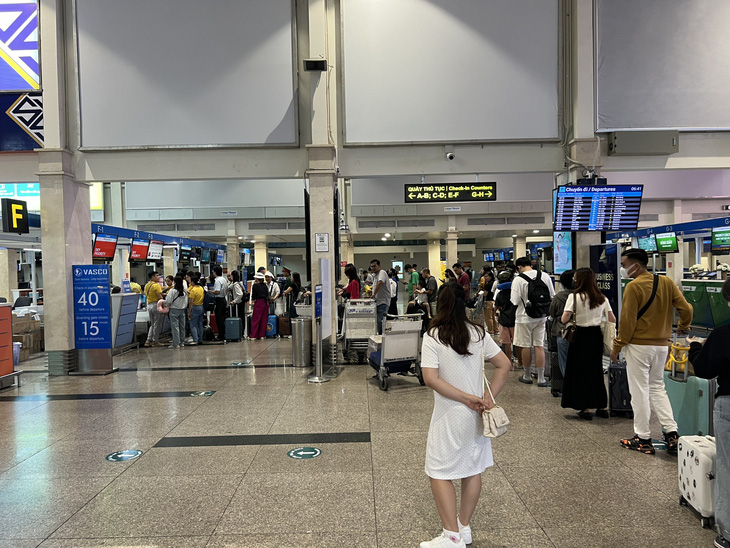 Trong sáng 27-4, khách đi lại tại sân bay Tân Sơn Nhất bất ngờ thông thoáng, không phải chờ quá lâu để làm thủ tục - Ảnh: C.TRUNG