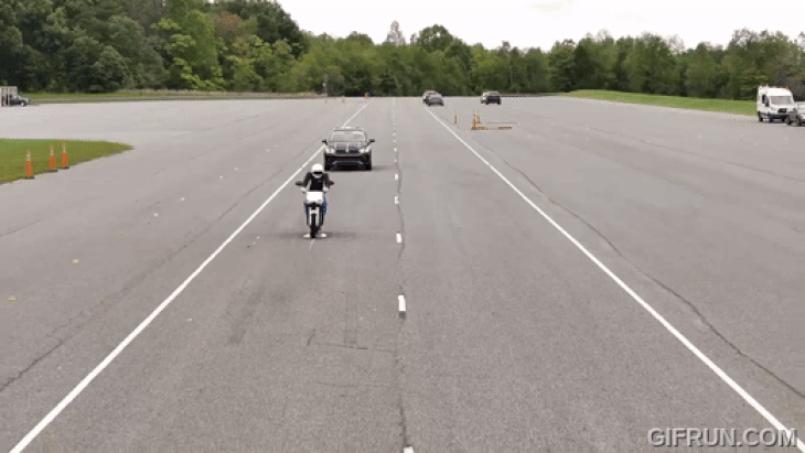 Công nghệ phanh tự động hiện tại mới chỉ nhận diện được ô tô chứ chưa có hiệu quả cao với người đi xe máy hay các phương tiện khác - Ảnh cắt từ video, nguồn: IIHS