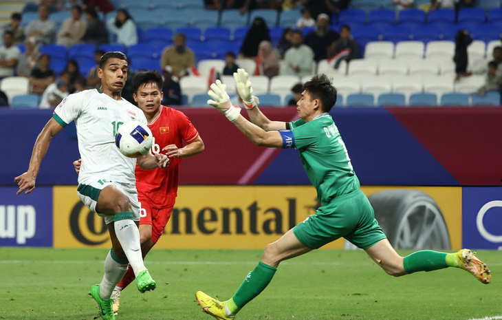 Tình huống lao ra của thủ môn Văn Chuẩn dẫn đến quả đá phạt 11m cho U23 Iraq - Ảnh: AFP