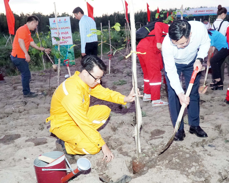 . Lãnh đạo Petrovietnam cùng cán bộ nhân viên Tập đoàn tham gia trồng cây tại lễ phát động.