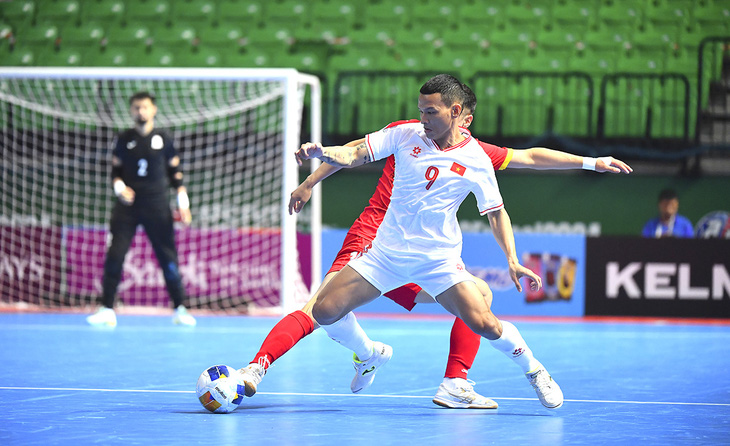 Đội tuyển futsal Việt Nam (áo trắng) trong trận play-off thua Kyrgyzstan - Ảnh: AFC