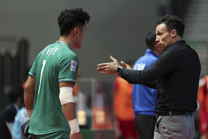 HLV Diego Giustozzi (phải) chỉ đạo thủ môn Hồ Văn Ý tại Giải futsal châu Á 2024 - Ảnh: AFC