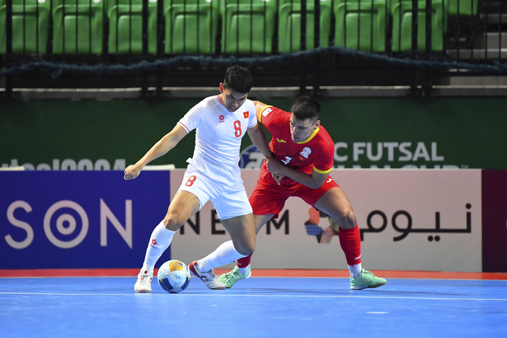 Đội tuyển futsal Việt Nam (áo trắng) trong trận play-off thua Kyrgyzstan ở Giải futsal châu Á 2024 - Ảnh: AFC