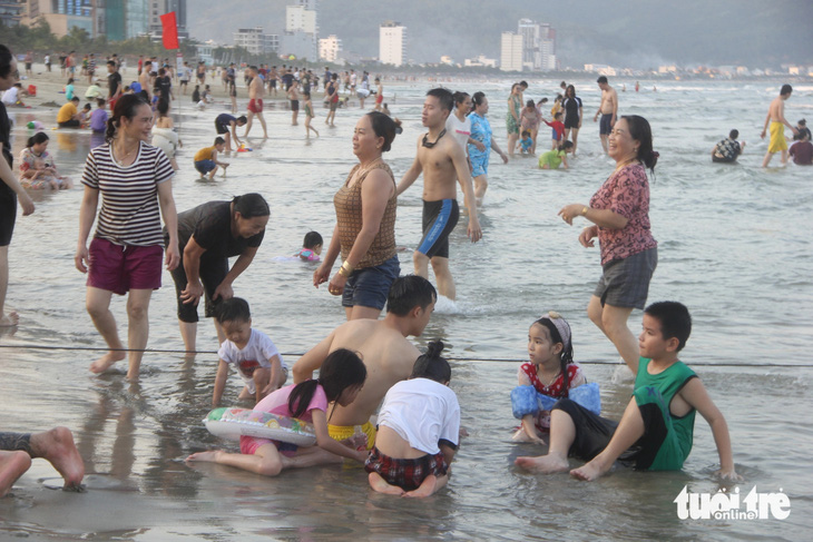 Nhiều người chọn ra biển giải nhiệt trong những ngày thời tiết nắng nóng - Ảnh: TRƯỜNG TRUNG