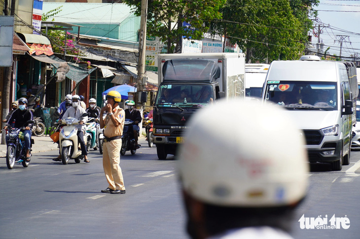 Lực lượng cảnh sát giao thông tỉnh Tiền Giang đang điều tiết giao thông tại đường dẫn lên cầu Rạch Miễu sáng 27-4 - Ảnh: MẬU TRƯỜNG