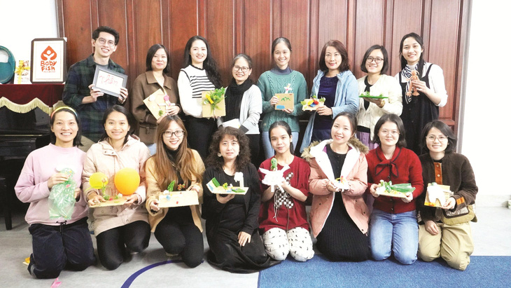 Trương Đoàn Huỳnh Long cùng các học viên trong lớp đào tạo về sự hạnh phúc và thịnh vượng của cá nhân thuộc dự án Astrodemy - Ảnh: NVCC
