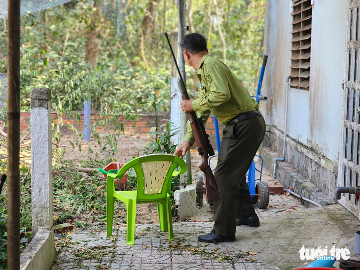 Kiểm lâm trong một lần tìm kiếm khỉ xuất hiện tại khu vực nhà người dân ở TP.HCM để bắn gây mê đưa về cứu hộ - Ảnh: NGỌC KHẢI