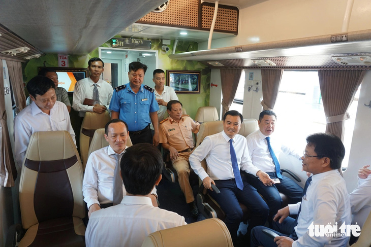 Phó chủ tịch UBND TP.HCM Bùi Xuân Cường đến dự lễ khai trương đoàn tàu chất lượng cao - Ảnh: ĐỨC PHÚ