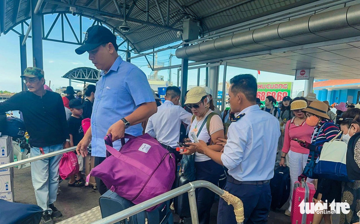 El 27 de abril, turistas bulliciosos eligieron tomar el tren de alta velocidad desde la ciudad de Rach Gia hasta Phu Quoc para celebrar - Foto: CHI CONG