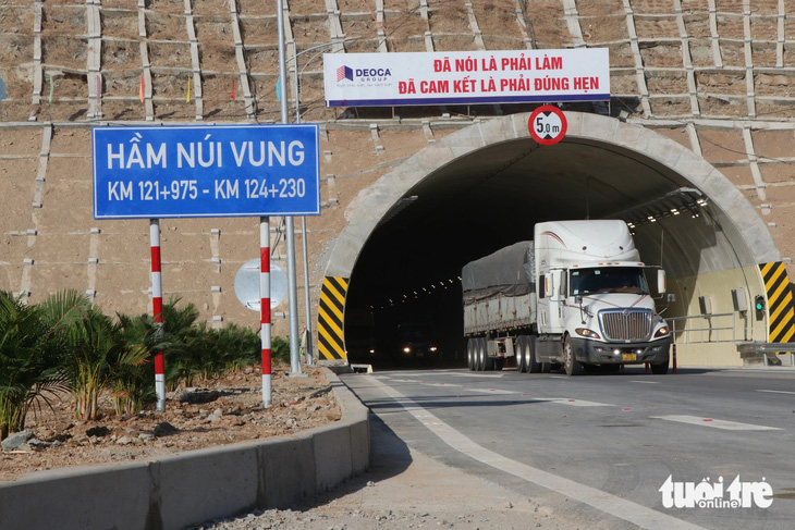 Cao tốc Cam Lâm - Vĩnh Hảo chính thức thông tuyến vào ngày 26-4 và chưa thu phí. Dự kiến thu phí bắt đầu từ ngày 2-5 - Ảnh: DUY NGỌC