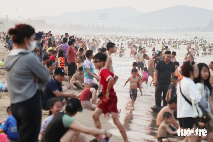 Hàng ngàn du khách về biển Cửa Lò, Nghệ An chiều 27-4 - Ảnh: DOÃN HÒA