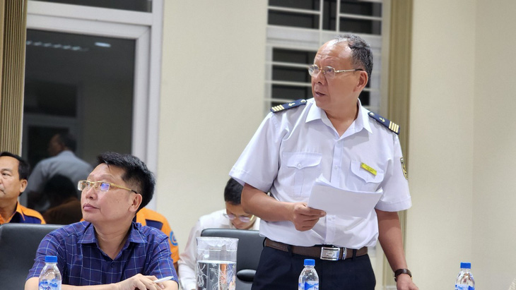 Ông Lê Văn Lương (đứng) giám đốc Cảng vụ hàng hải Quảng Ngãi - Ảnh: T.M