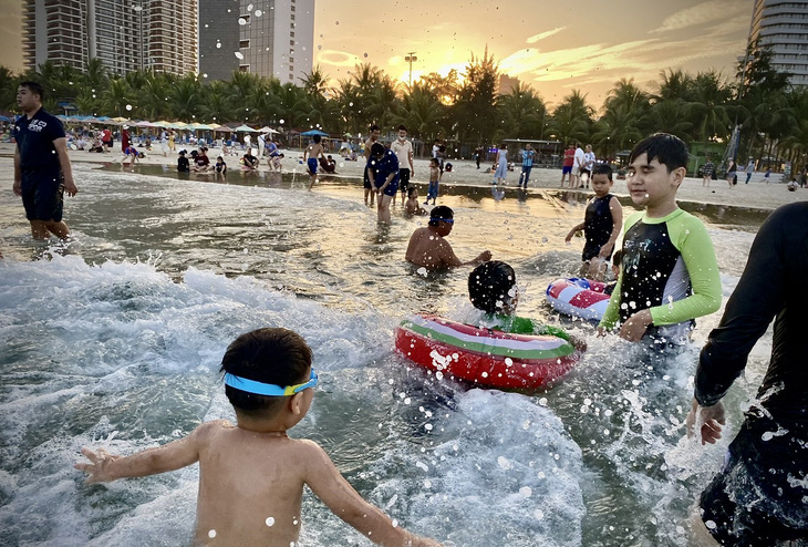 Dịp lễ này khu vực ven biển Đà Nẵng sẽ có 18 hoạt động sự kiện trong chương trình khai trương mùa du lịch chủ đề “Sóng mùa hè” - Ảnh: TR.TRUNG