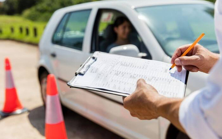 Cơ sở đào tạo tự biên soạn giáo trình lý thuyết dạy lái xe được không?