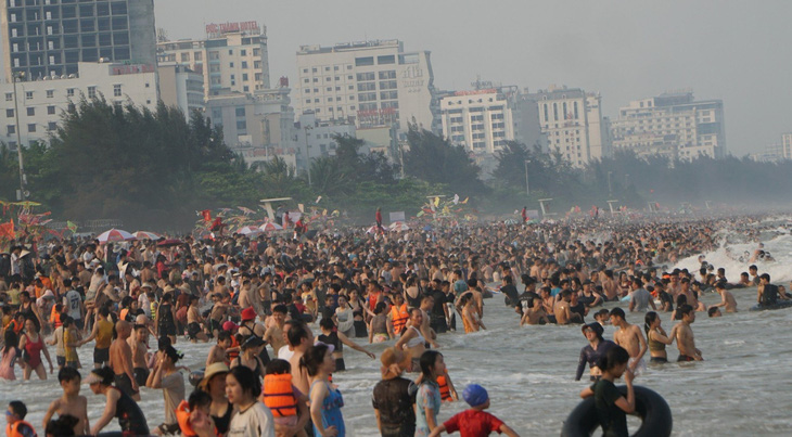 Bãi biển Sầm Sơn, Thanh Hóa đông nghẹt du khách cuối giờ chiều 27-4 - Ảnh: HÀ ĐỒNG