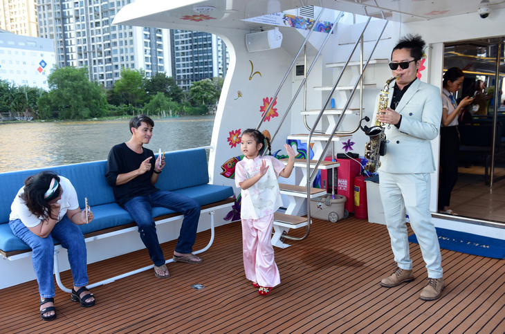 De Hanoi a Ho Chi Minh para pasar unas vacaciones, a los turistas les encanta el autobús fluvial de dos pisos - Foto 15.