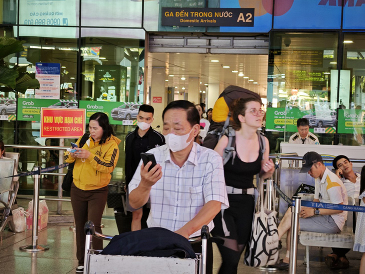 Khách tới Tân Sơn Nhất thong thả, nhiều khách quốc tế đến TP.HCM du lịch dịp lễ - Ảnh: CÔNG TRUNG