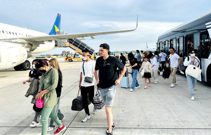 Giá vé cao dịp lễ 30-4, sân bay Tân Sơn Nhất được dự báo có lượng khách đi lại không nhộn nhịp như mọi năm - Ảnh: CÔNG TRUNG