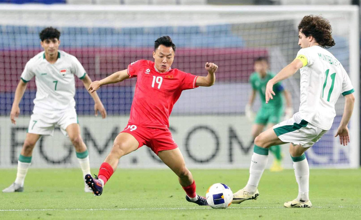 Thái Sơn (áo đỏ) trong trận thua U23 Iraq ở tứ kết Giải U23 châu Á 2024 - Ảnh: VFF