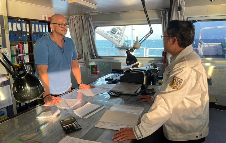 Lãnh đạo Cảng vụ hàng hải Vũng Tàu và thuyền trưởng tàu Captain Antonis bàn phương án cứu hộ - Ảnh: CVHH