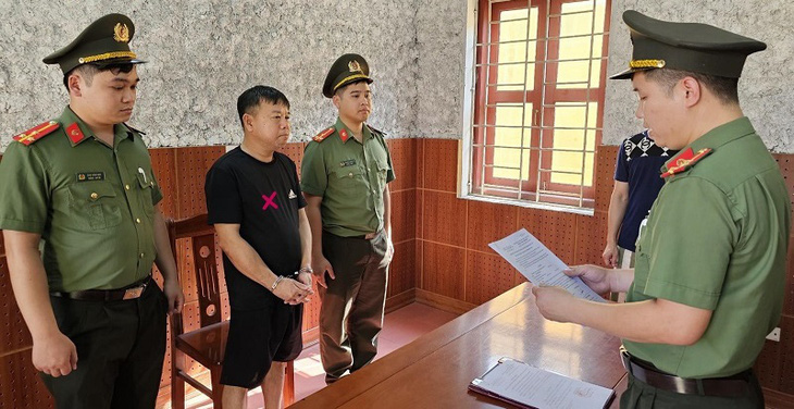 Cơ quan an ninh điều tra Công an tỉnh Lạng Sơn thi hành lệnh bắt người trong trường hợp khẩn cấp đối với Trần Hữu Minh - Ảnh: Công an tỉnh Lạng Sơn