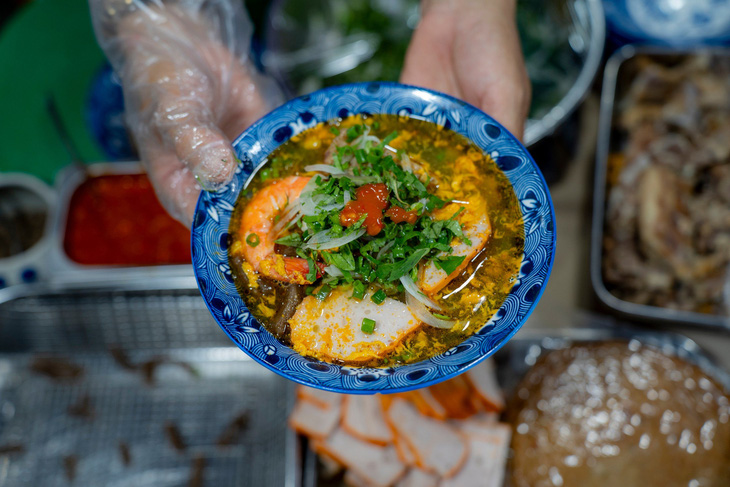 Nhiều du khách nước ngoài bày tỏ sự thích thú khi đến Tuần lễ ẩm thực truyền thống Huế 2024 - Ảnh: LÊ ĐÌNH HOÀNG