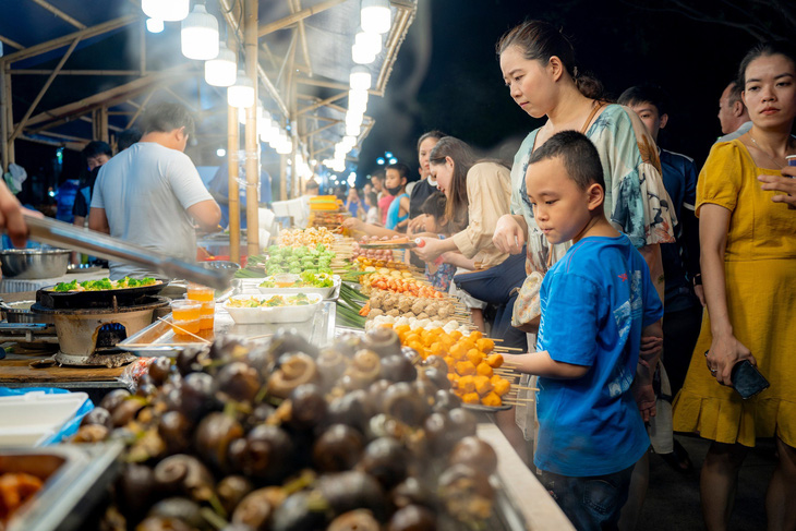 Những món ăn truyền thống xứ Huế thu hút đông đảo người dân, du khách đến trải nghiệm, thưởng thức tại ngày hội - Ảnh: LÊ ĐÌNH HOÀNG