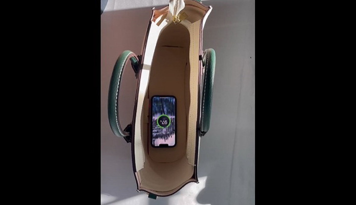 Chiếc điện thoại được sạc ngay khi đặt vào túi xách - Ảnh cắt từ video
