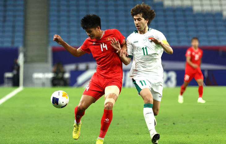 U23 Việt Nam (áo đỏ) trong trận thua U23 Iraq tại tứ kết Giải U23 châu Á 2024 - Ảnh: AFC