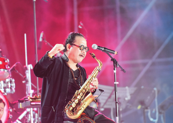Nghệ sĩ saxophone Trần Mạnh Tuấn mang đến những giai điệu jazz đầy cổ điển - Ảnh: TRẦN HOÀI