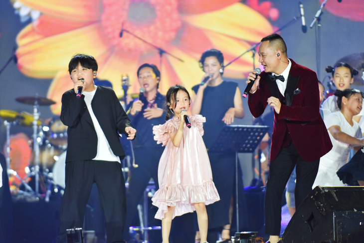 Nhạc sĩ Nguyễn Hải Phong và các con biểu diễn tại chương trình - Ảnh: TRẦN HOÀI