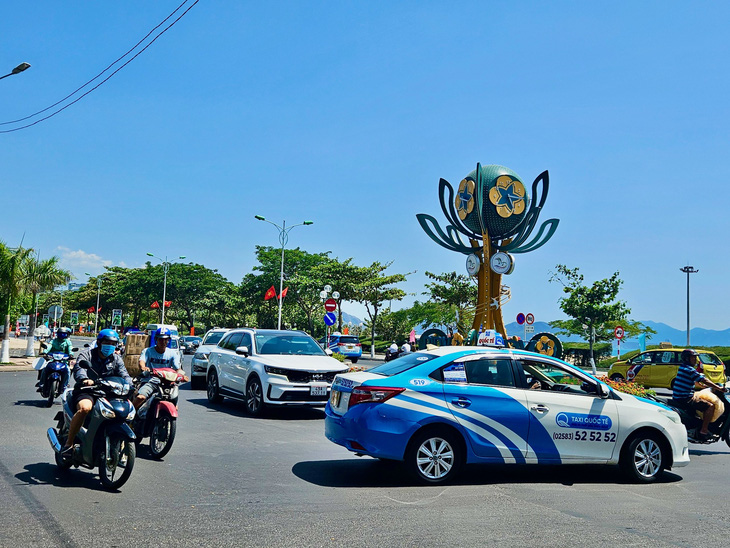 Nghỉ lễ, xe du lịch nối đuôi nhau trong nội thành Nha Trang- Ảnh 2.