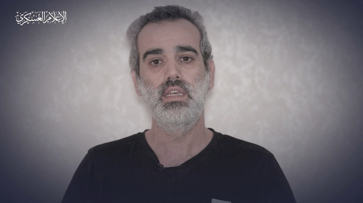Con tin Omri Miran, 47 tuổi, nói trong video do Hamas công bố ngày 27-4 - Ảnh: REUTERS