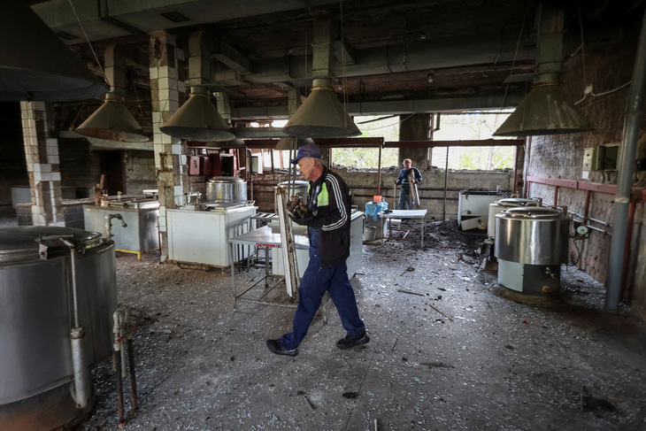 Một bệnh viện ở thành phố Kharkov, Ukraine đang được dọn dẹp sau cuộc tấn công - Ảnh: REUTERS