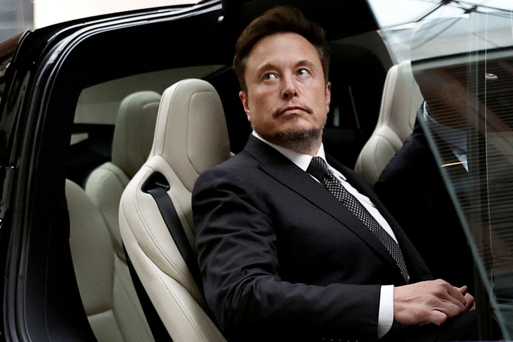CEO Tesla Elon Musk bước lên một chiếc Tesla rời khỏi khách sạn ở thủ đô Bắc Kinh, Trung Quốc hôm 31-5-2023 - Ảnh: REUTERS