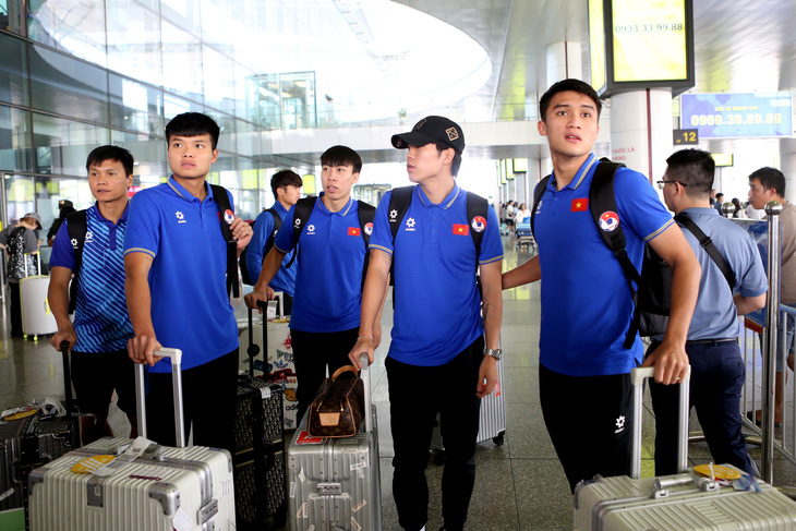 Các cầu thủ U23 Việt Nam và lập tức trở về CLB chủ quản chuẩn bị cho vòng đấu tứ kết Cúp quốc gia và vòng 16 V-League 2023 - 2024 - Ảnh: HOÀNG TÙNG