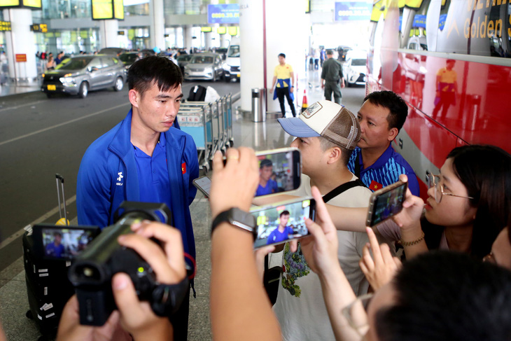 Thủ môn Quan Văn Chuẩn trả lời phỏng vấn truyền thông tại sân bay