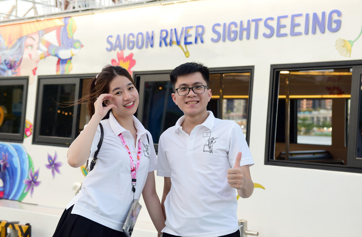 De Hanoi a Ho Chi Minh para pasar unas vacaciones, a los turistas les encanta el autobús fluvial de dos pisos - Foto 6.