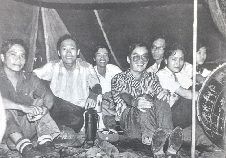 Nhà báo Lưu Đình Triều (áo sọc) cắm trại cùng thanh niên