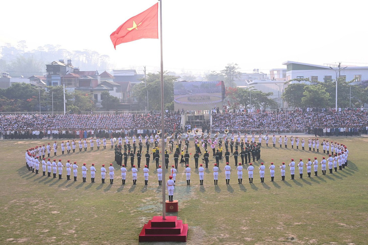 Các đơn vị hợp luyện tại sân vận động Điện Biên Phủ sáng 28-4 - Ảnh: A SÁNG