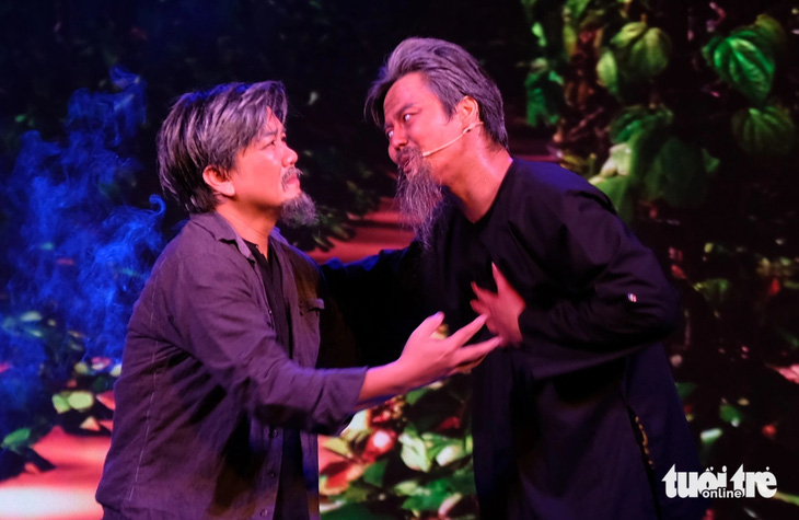 Nghệ sĩ Lê Tứ (trái, vai Tám Khỏe) và Võ Minh Lâm vai Bảy Đờn trong vở Người ven đô - Ảnh: LINH ĐOAN