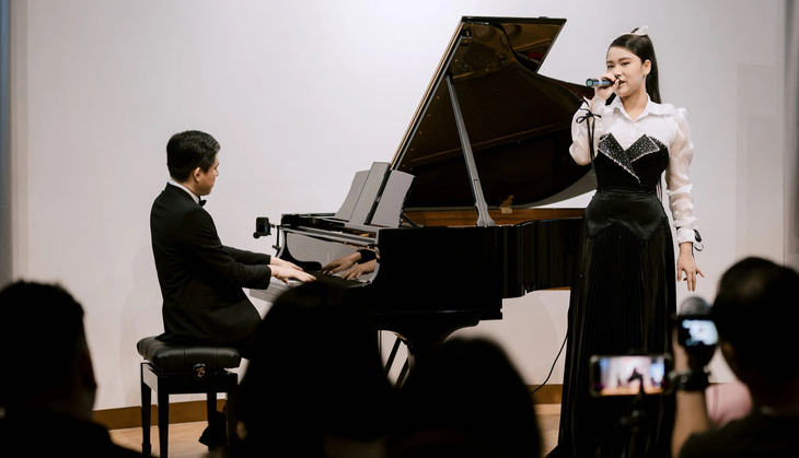Bella Vũ hát Hello Vietnam với sáo, đàn tranh, tì bà và piano