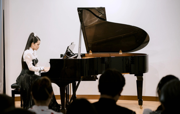 Bella Vũ khoe tài đàn piano và chất giọng ngọt ngào trong buổi hòa nhạc riêng - Ảnh: BTC