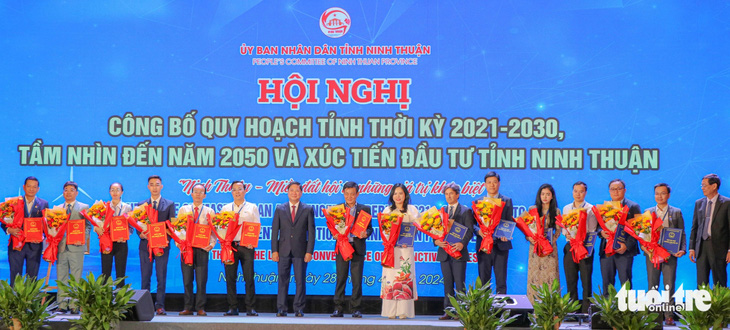 Lãnh đạo Tỉnh ủy, UBND tỉnh Ninh Thuận trao giấy chứng nhận đầu tư cho nhà đầu tư - Ảnh: DUY NGỌC