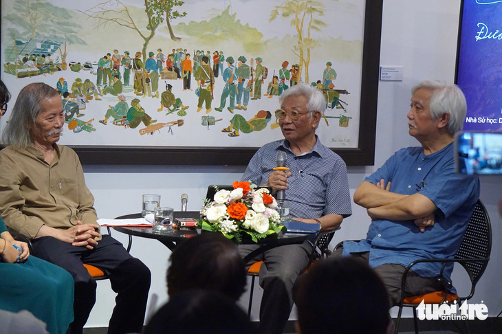 Nhà sử học Dương Trung Quốc (phải) nhà điêu khắc Lưu Danh Thanh (giữa) và họa sĩ Lương Xuân Đoàn trò chuyện về hội họa với Điện Biên Phủ - Ảnh: T.ĐIỂU